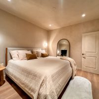 hotel-bedroom-DB7U3b8s